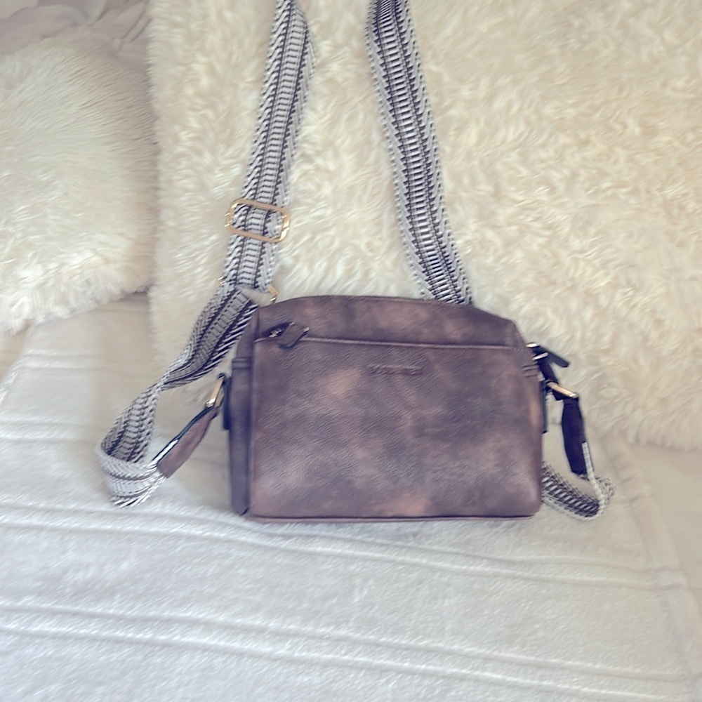 Bostanten Brown Leather Crossbody Bag with Distressed Finish​​​​​​​